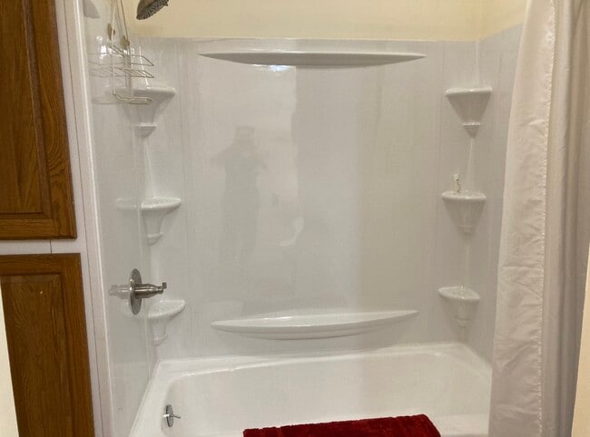 Baño - 212 E South St