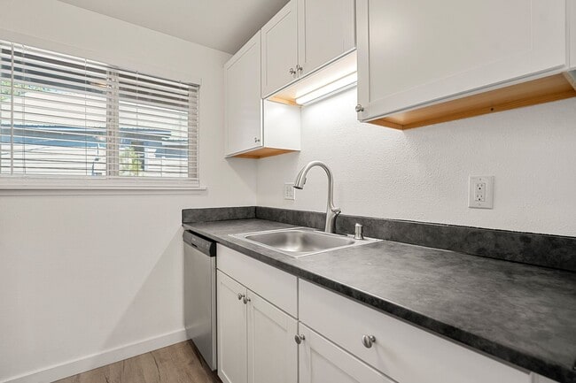 902 NW Carlon Ave Unit 2