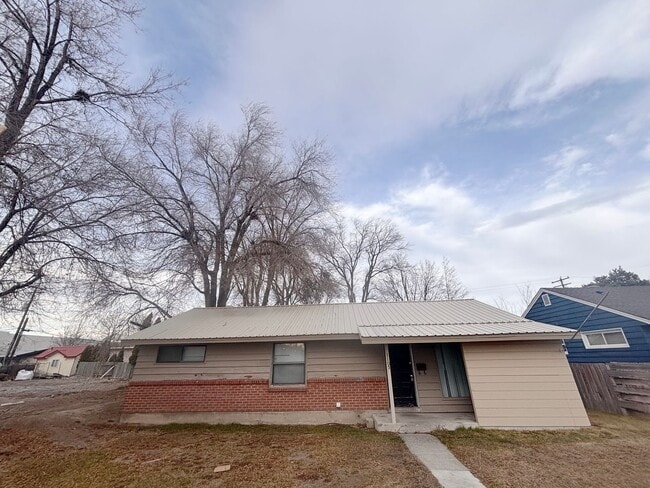 Building Photo - 1105 E 16th St