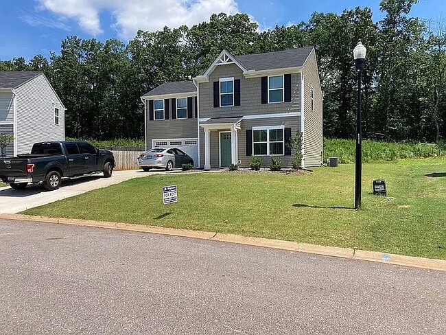 Building Photo - 4 Bedrooms 2.5 Bathrooms