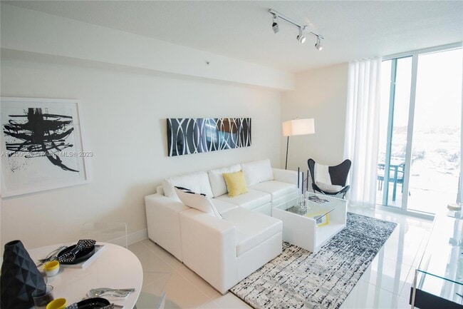 Photo - 1871 NW S River Dr