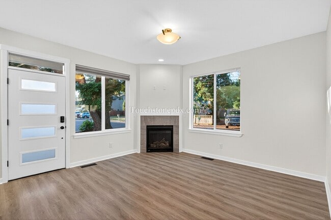 Building Photo - 2024-MUIR4 Unit #B