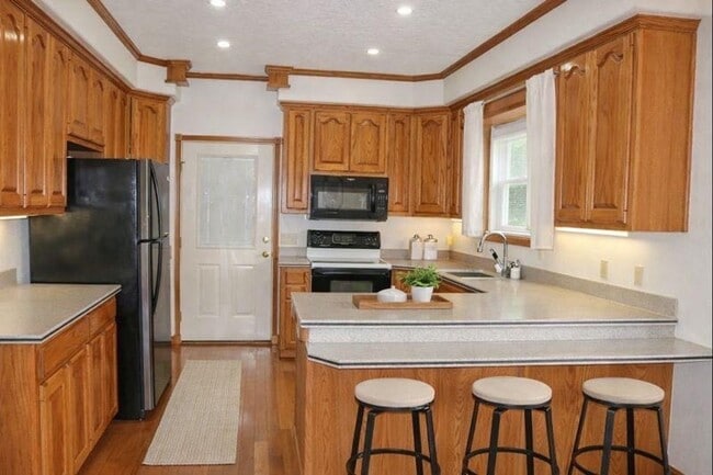 Photo - Beautifully Landscaped 3 bedroom, 2 bathroom Home in Desirable Oakwood Manor!  Pets Welcome!