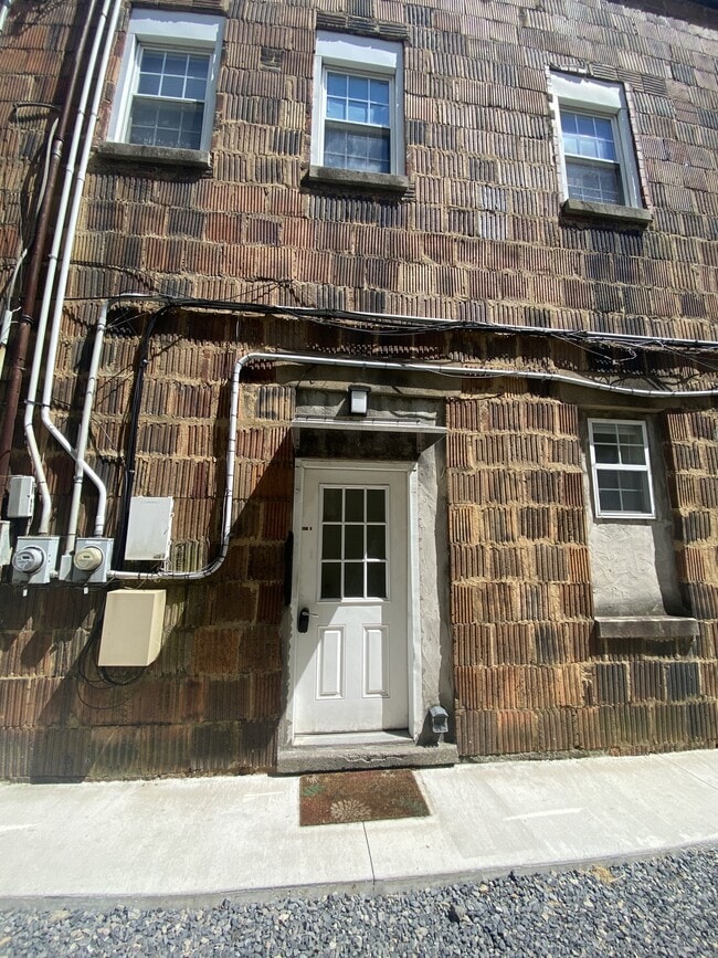 181 Armstrong St Unit 1