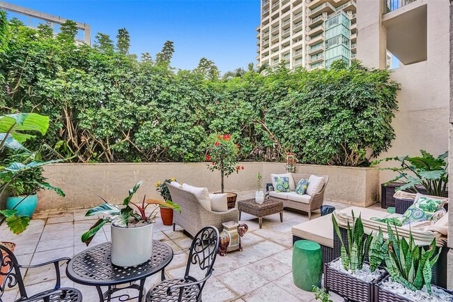 Building Photo - 3400 SW 27th Ave Unit 206