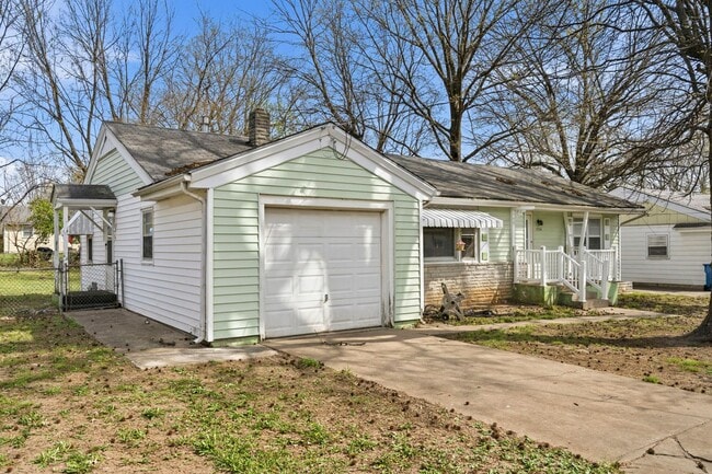 Photo - 3 bedroom 1 bath 1 car garage- newly renovated!