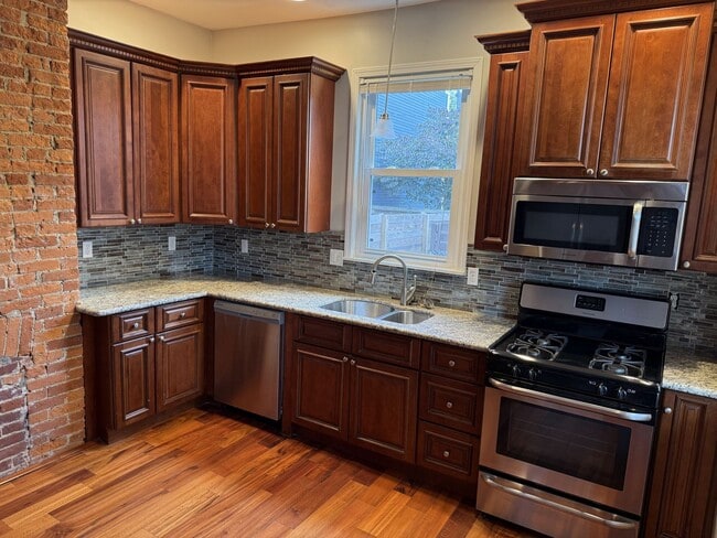 Building Photo - 2 Bedroom, 1 Bath Townhome in trendy Bloomfield.  Convenient!