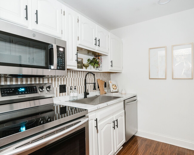 Photo - 35 Nathan Ln N Unit 109