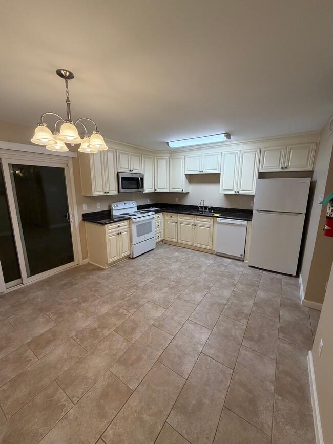 Photo - 4832 Finch St