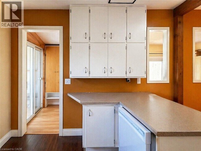 Photo - 33 Woolwich St N