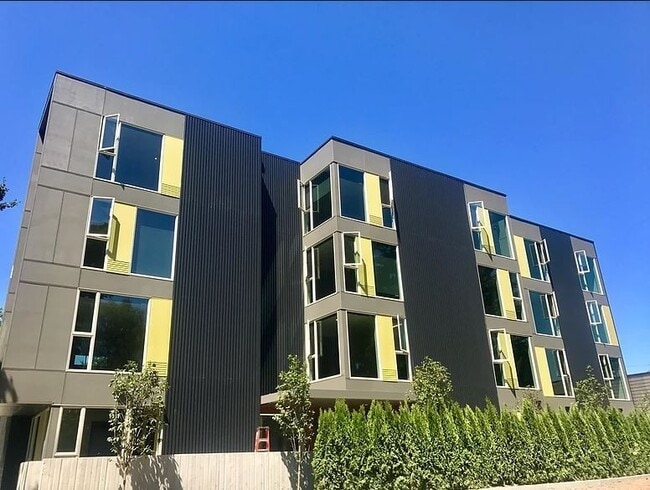 Building Photo - Corner 2nd Floor 1 Bdr w/Dishwasher, W&D, Condo Finishes! Unit 201