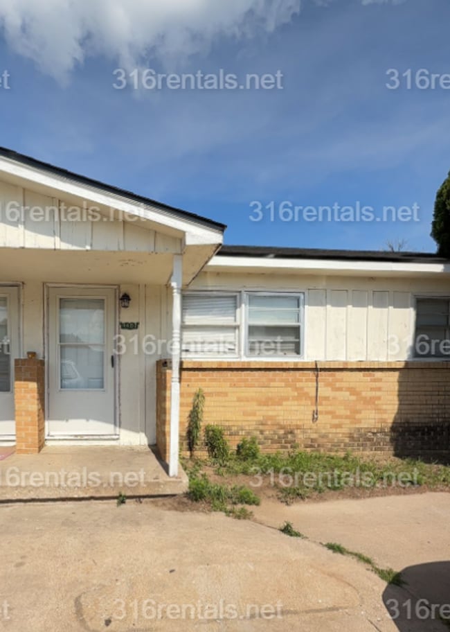 Building Photo - 4400-4402 S Dodge Ave Unit 4402 S Dodge Ave