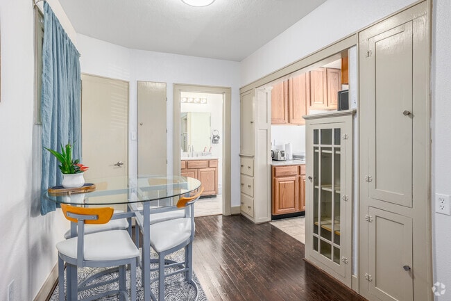 Traditional Studio Apartment - 440SF - Dining Room