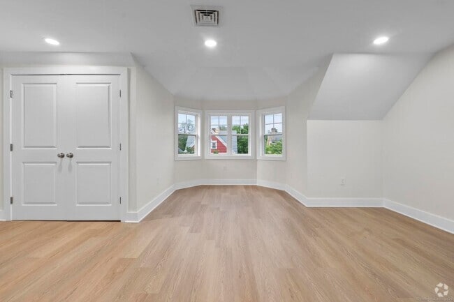 Building Photo - 1546 Chapel St Rental