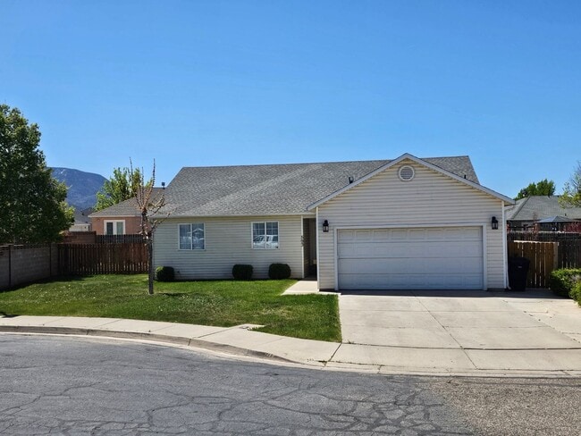 Building Photo - 3 bed 2 bath single level Home, Pet friendly