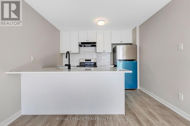 Photo - 920 Parnian Private