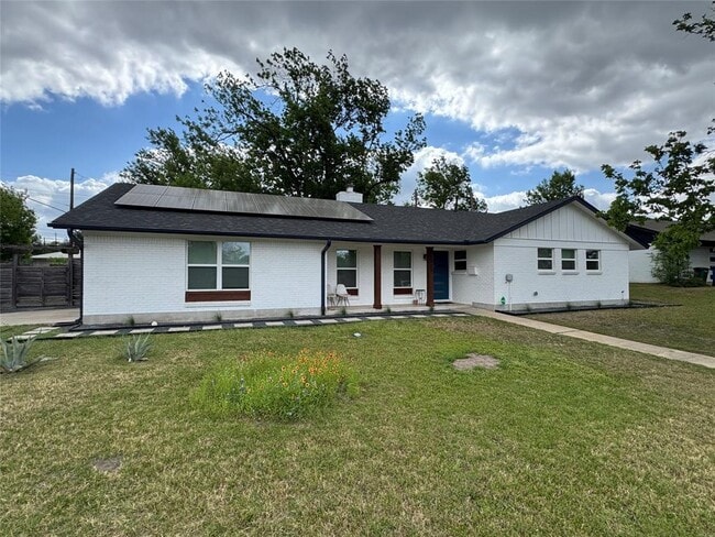 Photo - 5805 N Hampton Dr