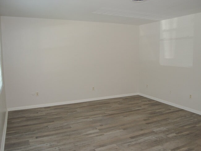 Photo - 1623 Williamsburg Ln E