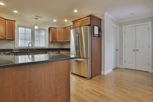 Photo - 207 Renfrew St