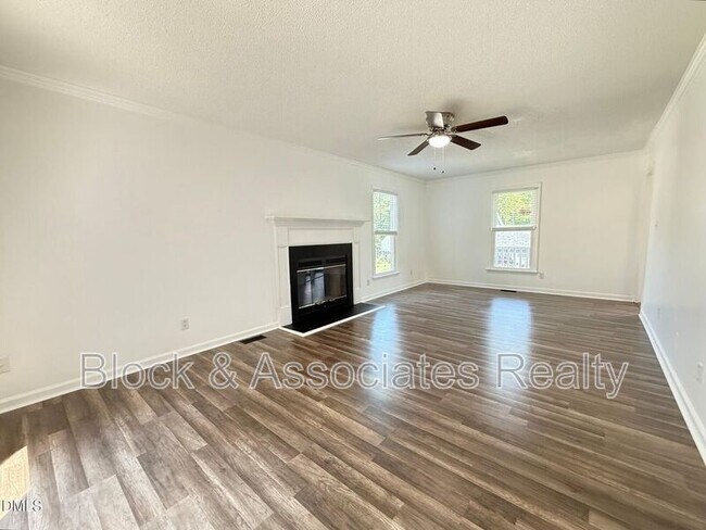 Photo - 401 Holly Berry Ln