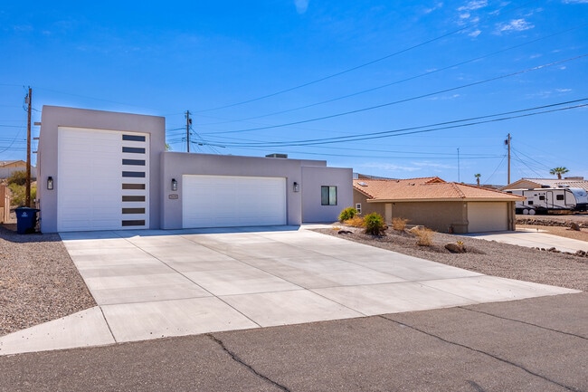 Building Photo - 3650 Parkview Dr Rental