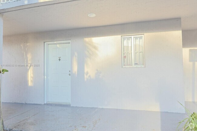 Building Photo - 2730 W 76th St Unit 104 Rental