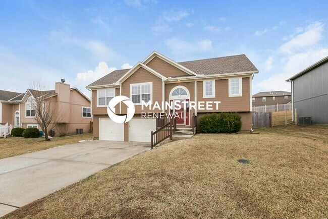 Photo - 3 Bedroom Pet-Friendly Home in Raymore, MO with Main Street Renewal