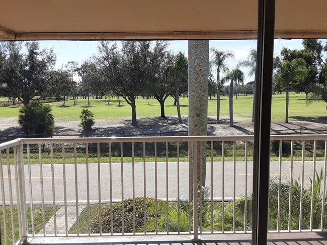 Photo - Green Tee - # 607 Unidad # 607