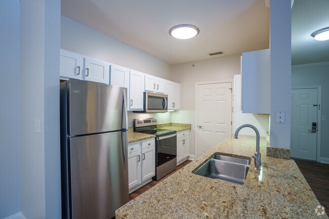 2BR, 2BA - 1043SF - Kitchen
