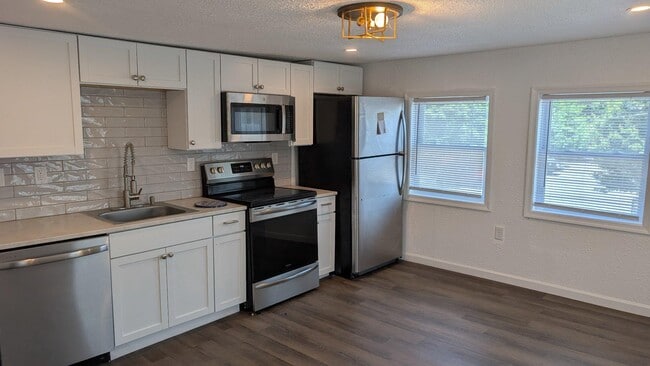 Building Photo - 270 Calder St