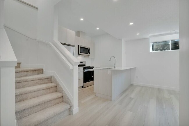 Photo - 10969-10130 130 St NW