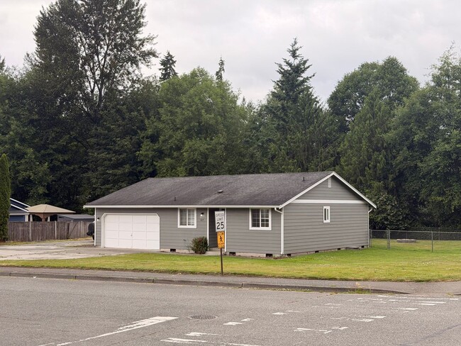 Building Photo - EVERETT3 Unit B