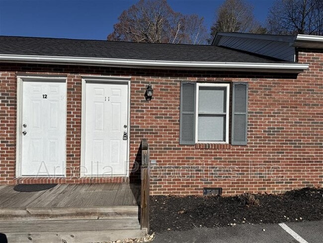 Building Photo - 1909 Cherokee Rd Unit Apt 11