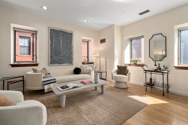 Building Photo - 2 Clarendon St Unit 302