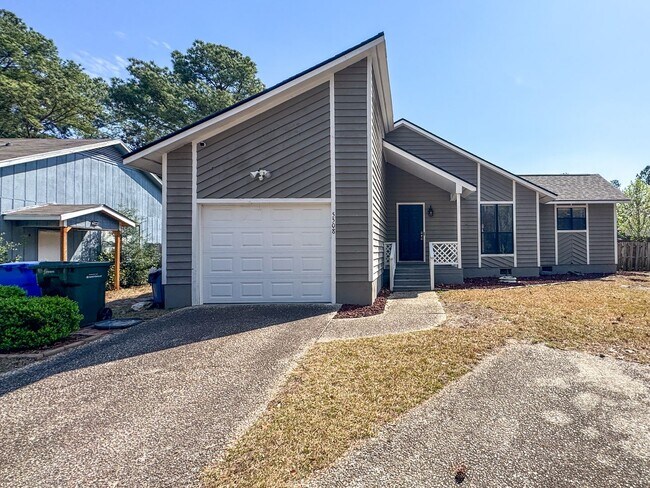 Building Photo - Beautiful 3 Bed 2 Bath Home with Fenced Backyard