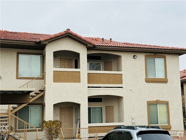 Building Photo - 2305 W Horizon Ridge Pkwy Unit 2221 Rental