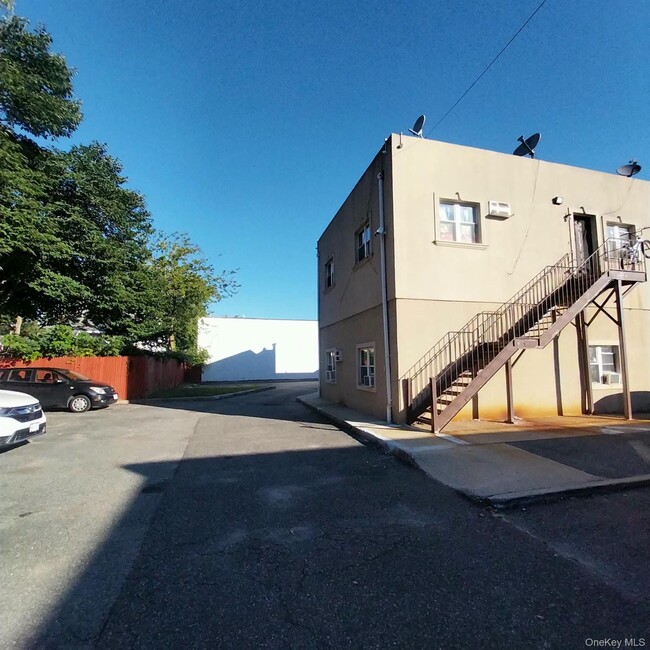884 Nassau Rd Unit B