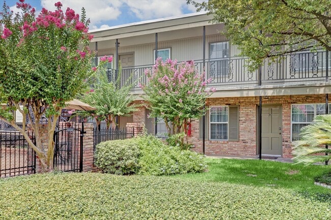 Building Photo - 3131 Southwest Fwy Unit C29 Rental