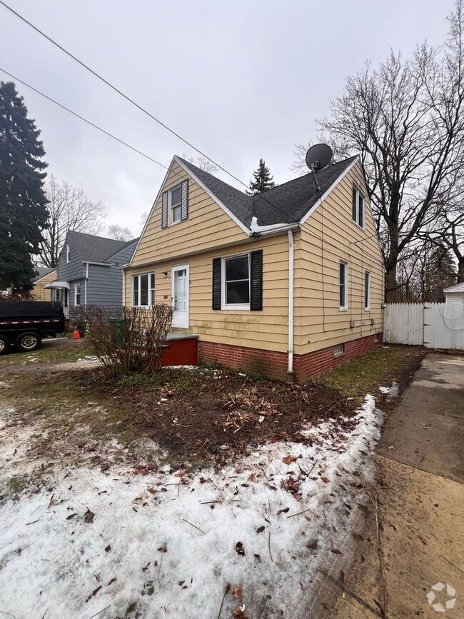 Building Photo - Section 8 Accepted! Cozy 3-Bedroom Home in...