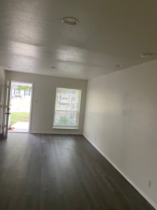 Building Photo - 1104 Glenn Dr