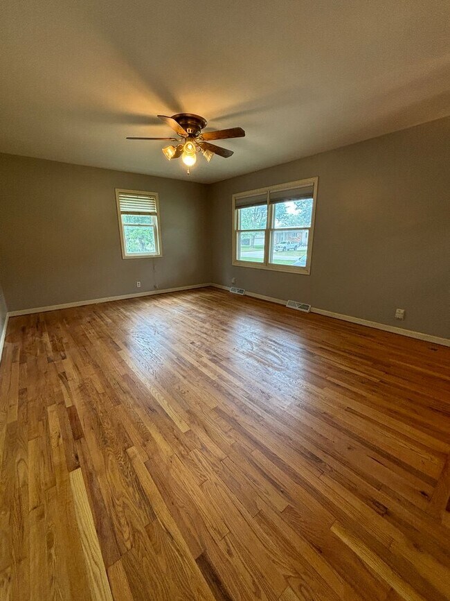 4152 Suburban Dr