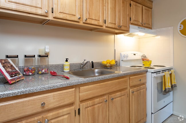 2BR, 1BA - 643 SF