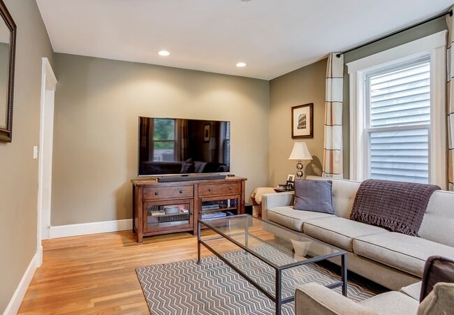 Photo - 458 E 7th St Unit 2