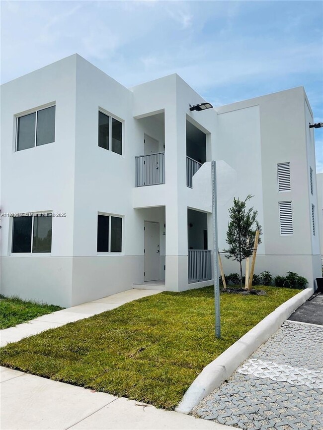 Photo - 310 E 7th St Unidad 202-204
