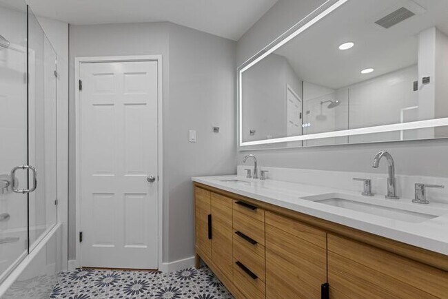 Photo - Classic Mid-Century Modern Air Conditioned...