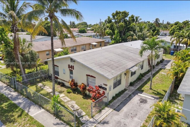 Building Photo - 841 SW 7th St Unit C