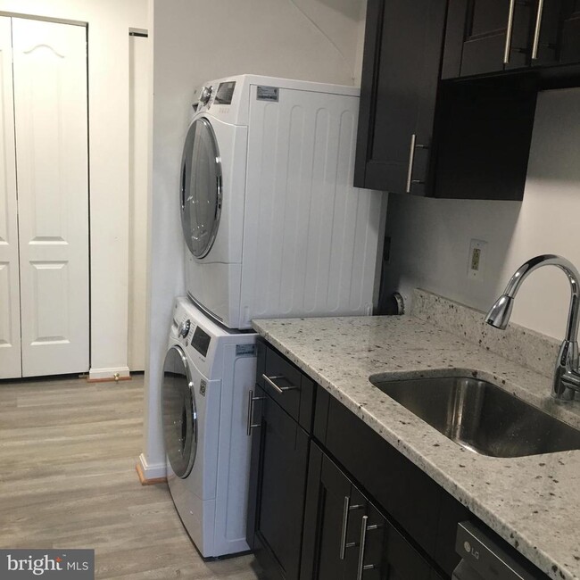 Building Photo - 8354 Montgomery Run Rd Unit E