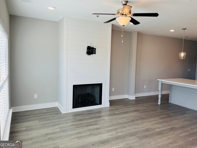 Photo - 1532 Henry St SW