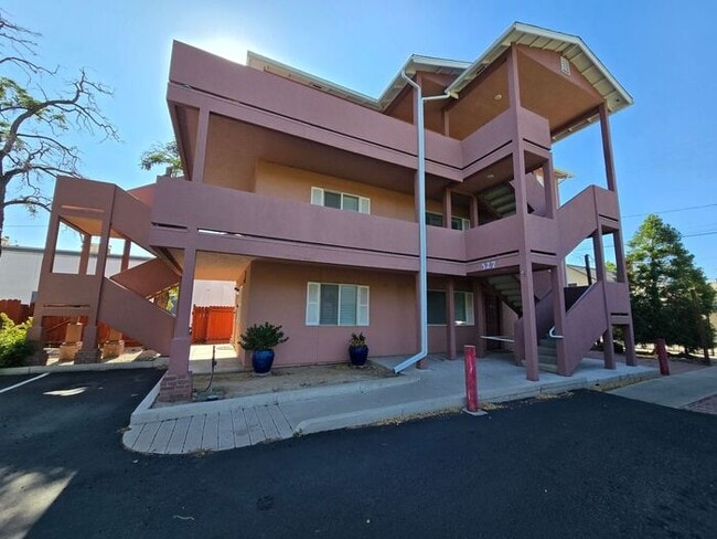 Charming 2BD/2BA Ground-Floor Apartment in... - Charming 2BD/2BA Ground-Floor Apartment in...