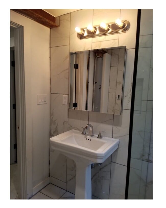 Lavabo del baño principal - 2362 Main St Unidad Center Lofts on Main Loft 1